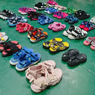 Zapatos sandalias de punta abierta para niños usados ​​